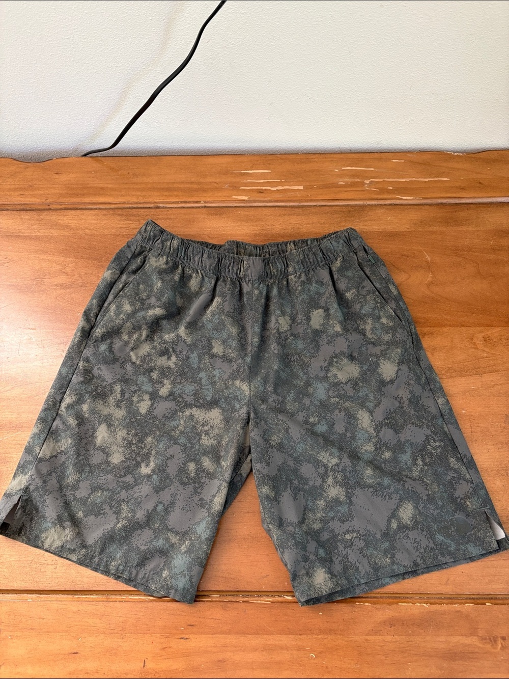 The North Face Men's Green-Gray Camo Athletic Shorts Size Medium